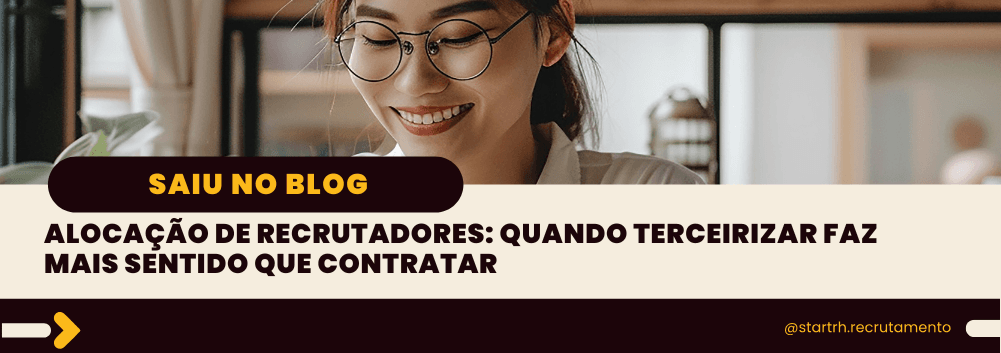 Mulher de óculos sorrindo enquanto lê, com o título do artigo: “Alocação de recrutadores: quando terceirizar faz mais sentido que contratar”