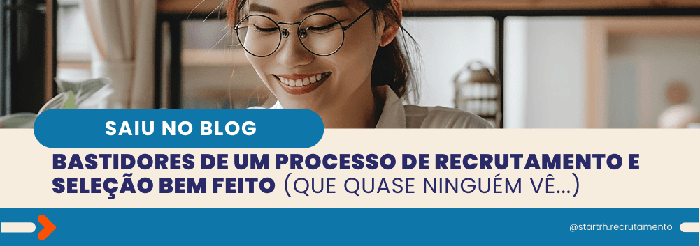 Mulher de óculos sorrindo enquanto lê, com o título do artigo: “Bastidores de um processo de recrutamento e seleção bem feito (que quase ninguém vê…)”