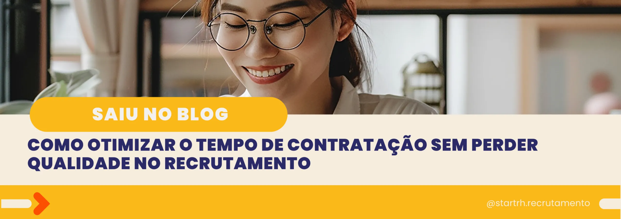 Mulher de óculos sorrindo enquanto lê, com o título do artigo: “Como otimizar o tempo de contratação sem perder qualidade no recrutamento”