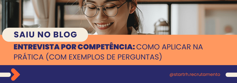 Mulher de óculos sorrindo enquanto lê, com o título do artigo: “Entrevista por competência: como aplicar na prática (com exemplos de perguntas)”