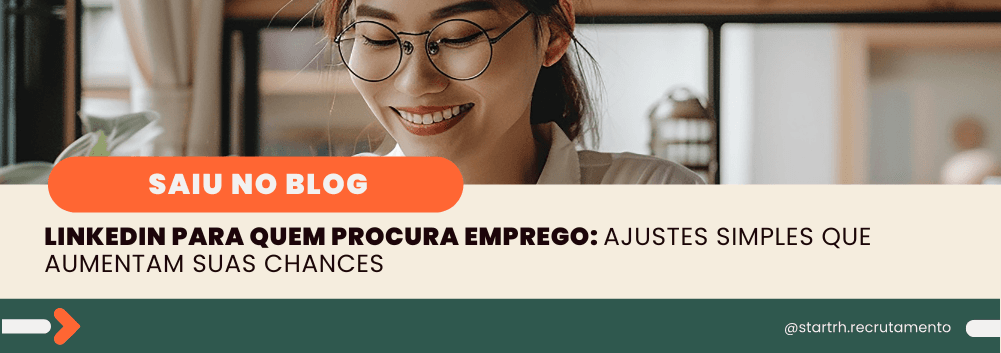 Mulher de óculos sorrindo enquanto lê, com o título do artigo: “LinkedIn para quem procura emprego: ajustes simples que aumentam suas chances”