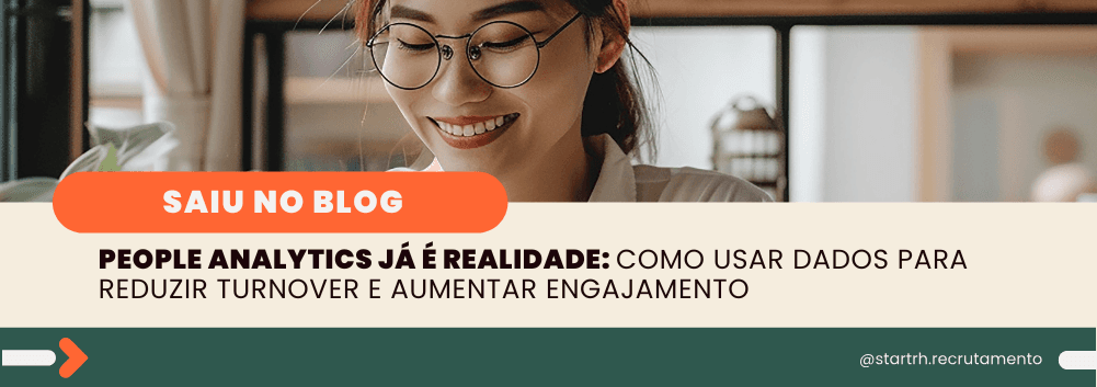 Mulher de óculos sorrindo enquanto lê, com o título do artigo: “People analytics já é realidade: como usar dados para reduzir turnover e aumentar engajamento”