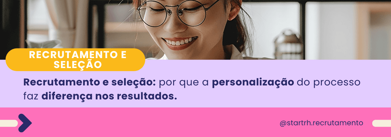 Mulher de óculos sorrindo enquanto lê, com o título do artigo: “Recrutamento e seleção: por que a personalização do processo faz diferença nos resultados”