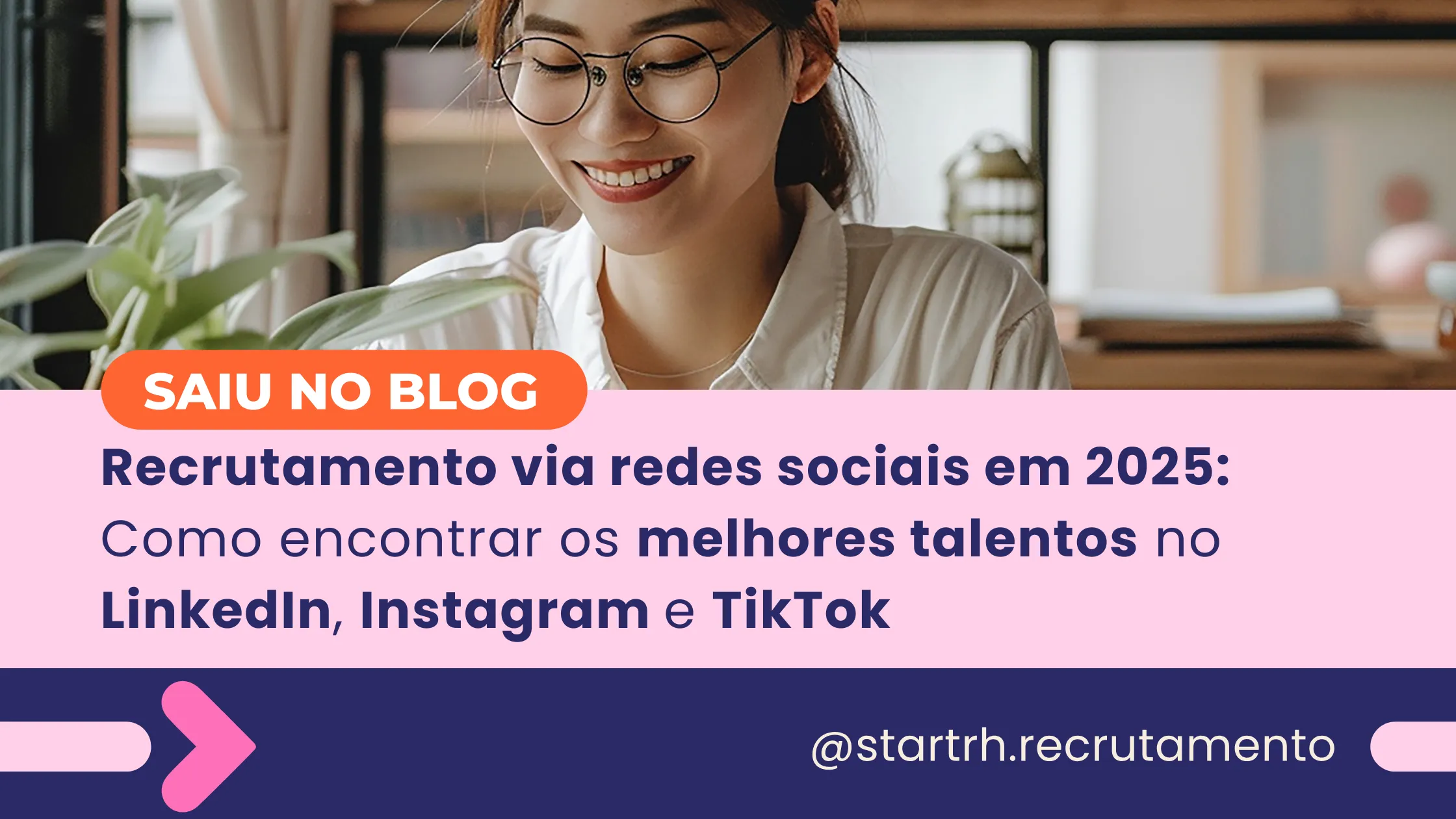 Mulher de óculos sorrindo enquanto lê, com o título do artigo: “Recrutamento via redes sociais em 2025: como encontrar os melhores talentos no LinkedIn, Instagram e TikTok”