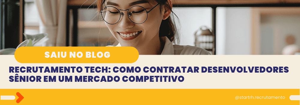 Mulher de óculos sorrindo enquanto lê, com o título do artigo: “Recrutamento tech: como contratar desenvolvedores sênior em um mercado competitivo”