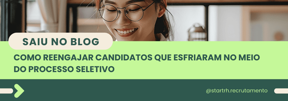 Mulher de óculos sorrindo enquanto lê, com o título do artigo: “Como reengajar candidatos que esfriaram no meio do processo seletivo”