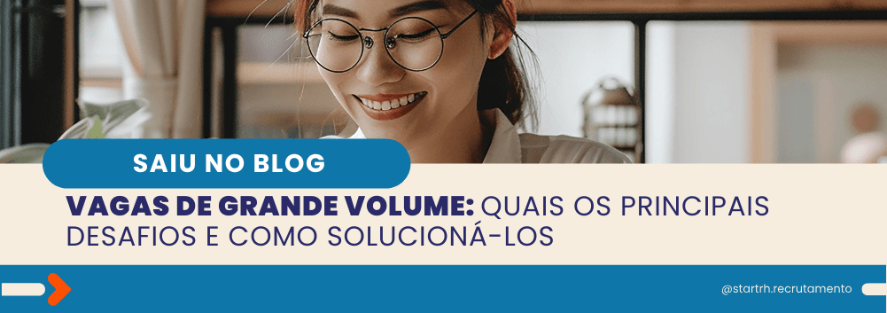 Mulher de óculos sorrindo enquanto lê, com o título do artigo: “Vagas de grande volume: quais os principais desafios e como solucioná-los”