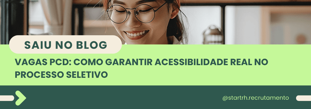 Mulher de óculos sorrindo enquanto lê, com o título do artigo: “Vagas PCD: como garantir acessibilidade real no processo seletivo”